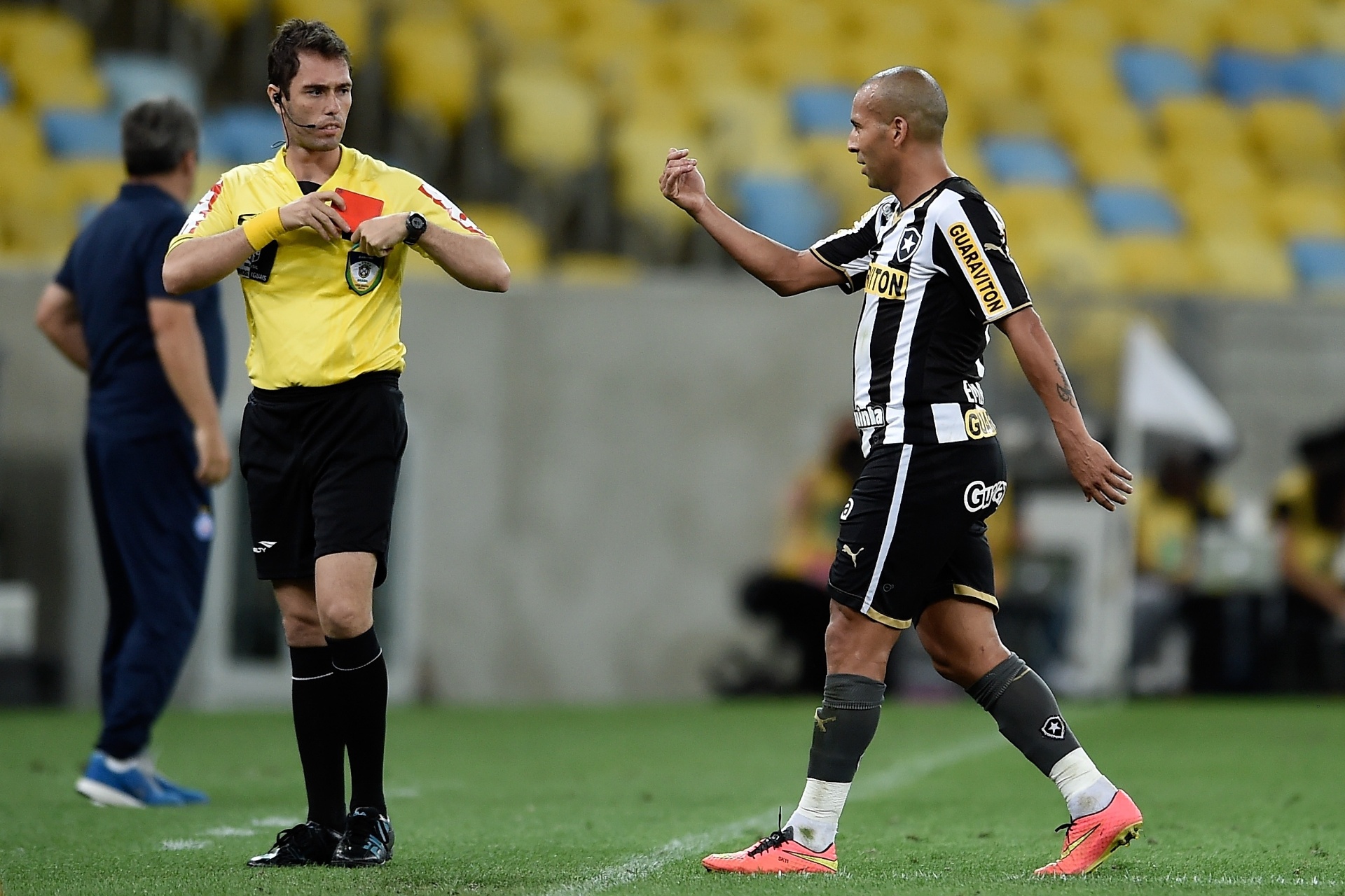Sheik reclama com a arbitragem ao ser expulso na partida entre Botafogo e Bahia - Buda Mendes/Getty Images