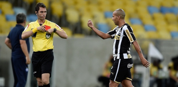 Sheik reclama com a arbitragem ao ser expulso na partida entre Botafogo e Bahia - Buda Mendes/Getty Images