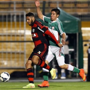 Wallace protege a bola de Cristaldo no jogo entre Palmeiras e Flamengo - Ernesto Rodrigues/Folhapress