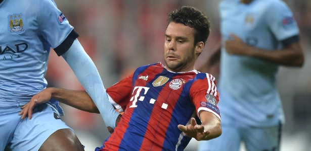 Juan Bernat, do Bayern, disputa jogada com Yaya Touré, do City - AFP PHOTO / GUENTER SCHIFFMANN 