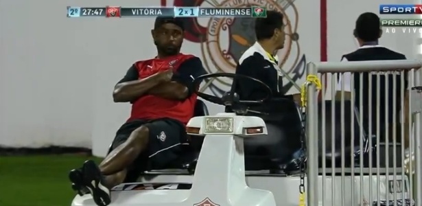 Carro-maca ficou sem motorista durante jogo entre Vitória x Fluminense - Reprodução/Sportv