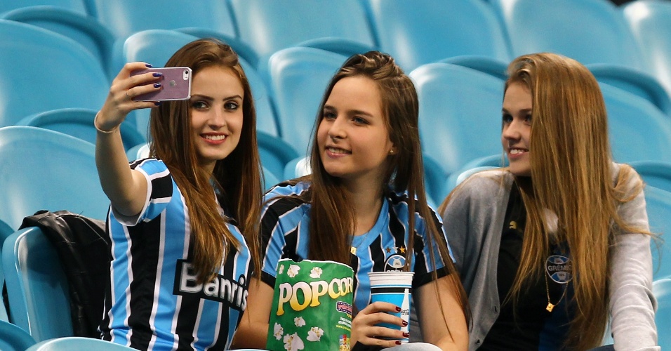 Belas torcedoras do Grêmio tiram selfie antes do jogo contra o Santos