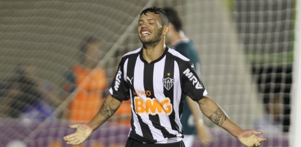Carlos comemora gol do Atlético-MG no triunfo por 3 a 2 sobre o Goiás, pelo Brasileirão de 2014 - ANDRÉ COSTA/COSTAPRESS/ESTADÃO CONTEÚDO