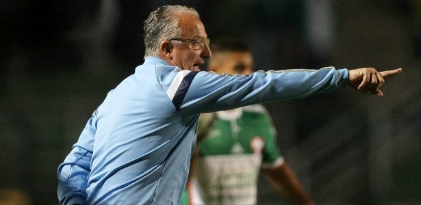 Dorival dá orientação para a sua equipe à beira do campo - Cesar Greco/Ag Palmeiras/Divulgação