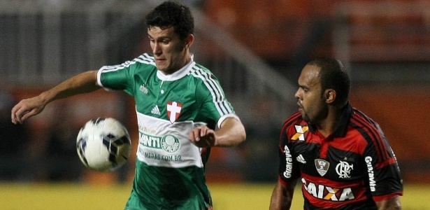 Nathan protege bola contra Alecsandro - Cesar Greco/Ag Palmeiras/Divulgação