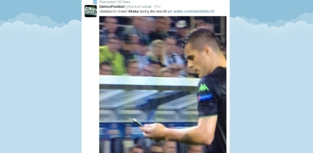 Reprodução do tweet que mostra Xhaka recolhendo um celular no gramado  - Reprodução/Twitter