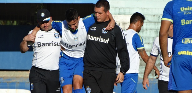 Saimon deixa treinamento do Grêmio carregado após lesão no joelho esquerdo - Jeremias Wernek/UOL