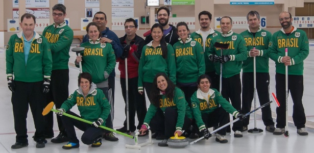 Equipe brasileira de curling posa para foto durante treinamento  - Divulgação 