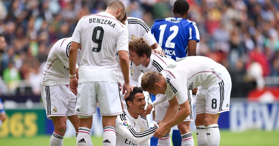 Cristiano Ronaldo comemora com os companheiros o primeiro gol na partida contra o La Coruña. Ele marcou dois só no primeiro tempo da partida