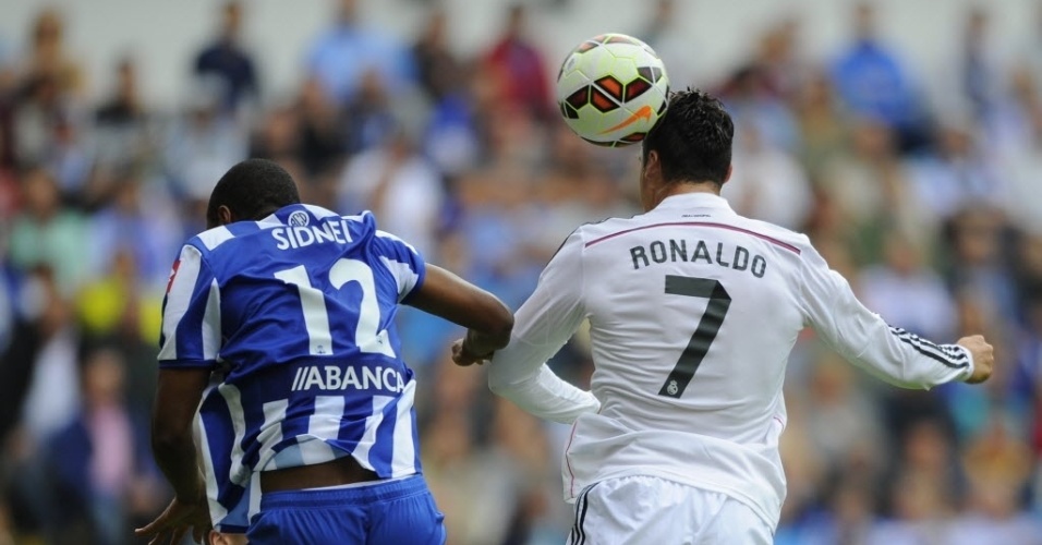 Cristiano Ronaldo ganha do zagueiro brasileiro Sidnei, do La Coruña, a disputa aérea pela bola