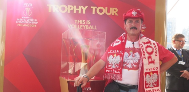 Torcedor polonês posa ao lado de réplica da taça do Mundial de vôlei - José Ricardo Leite/UOL