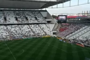 Ele arrasa na seleção, mas não consegue jogar bem no Corinthians