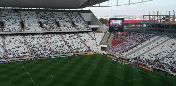 21.set.2014 - Torcida do São Paulo lota seu espaço para o clássico contra o Corinthians, em setembro - Danilo Lavieri/UOL