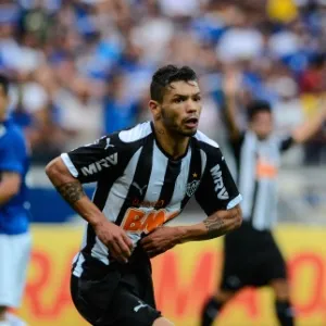 Carlos corre para comemorar o segundo gol do Atlético no clássico contra o Cruzeiro - Pedro Vilela/Getty Images