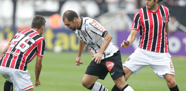 Danilo enfrenta a marcação de Kaká e Auro no clássico entre Corinthians e São Paulo - Reinaldo Canato/UOL