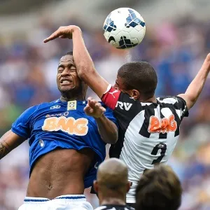 Dedé e Leonardo Silva disputam bola pelo alto no clássico mineiro - Pedro Vilela/Getty Images
