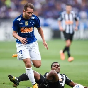 Everton Ribeiro tenta deixar marcação de Jemerson para trás - Pedro Vilela/Getty Images