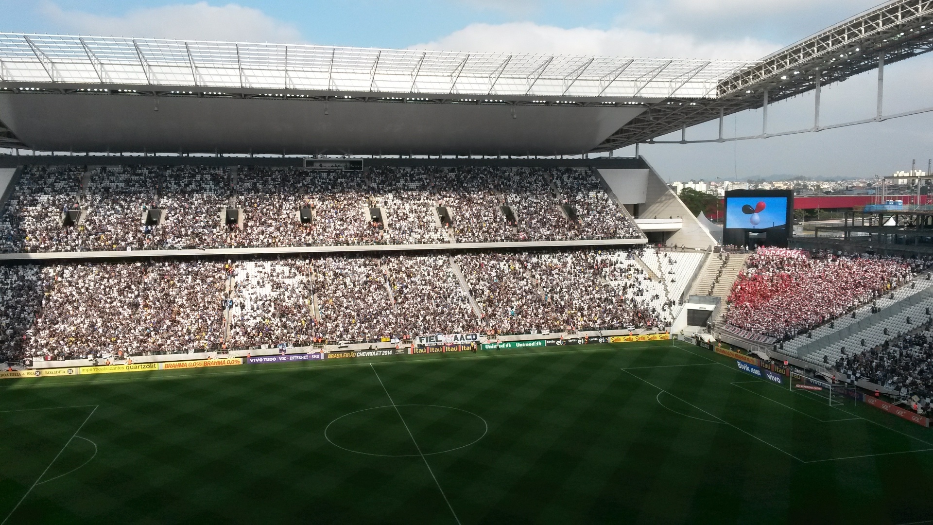 Itaquerão recebe bom público para Corinthians e São Paulo. É a primeira vez que o clássico será disputado no novo estádio
