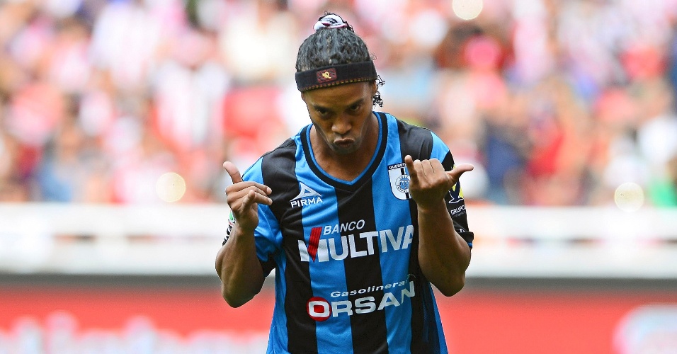 Ronaldinho comemora seu primeiro gol pelo Querétaro no futebol mexicano