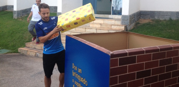 Everton Ribeiro participa de campanha do Cruzeiro de doação de brinquedos - Dionizio Oliveira/UOL