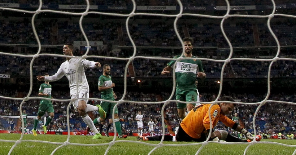 23. set. 2014 - Cristiano Ronaldo marca contra o Elche, pelo Campeonato Espanhol