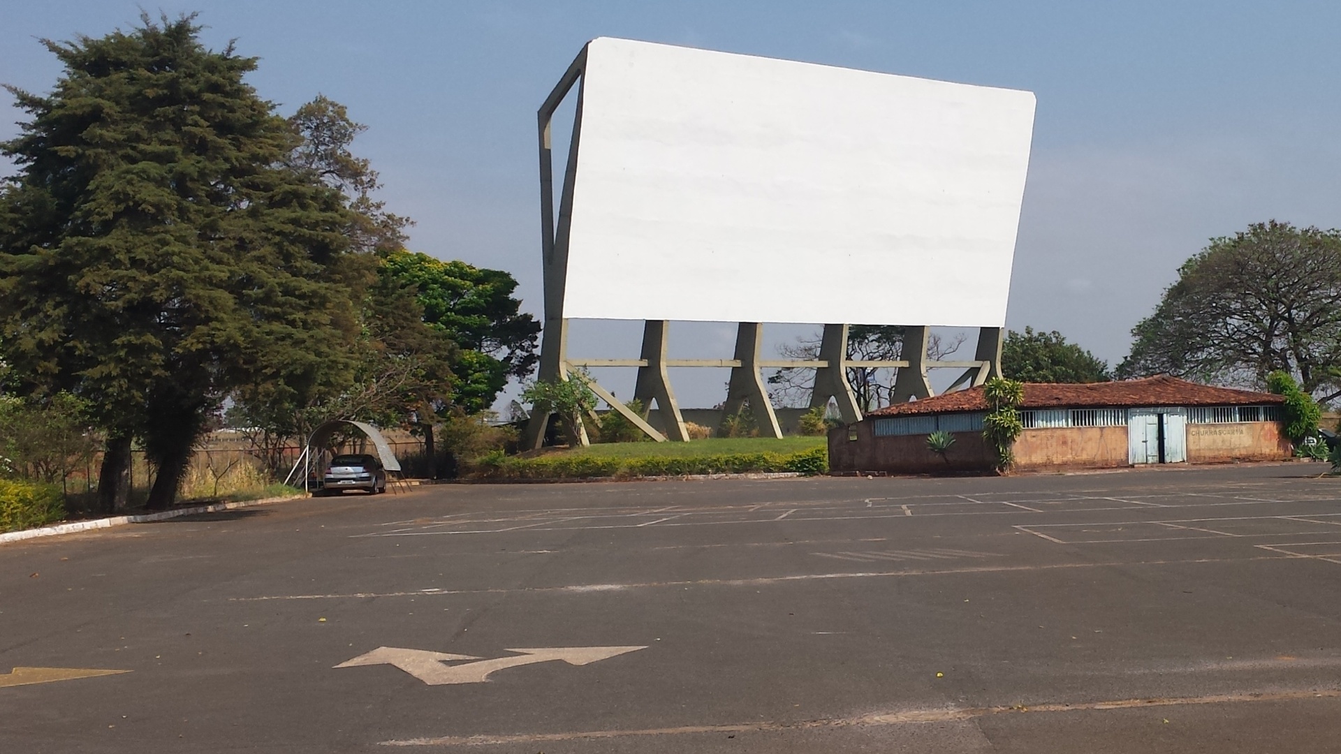 23.set.2014 - Entrada do Cine Drive In de Brasília - Daniel Brito/UOL