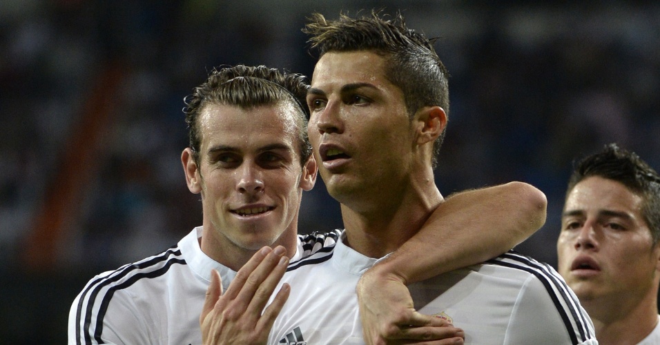Cristiano Ronaldo comemora o gol marcado pelo Real Madrid contra o Elche, pelo Campeonato Espanhol, abraçado ao galês Gareth Bale