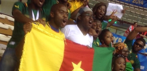 Torcedores de Camarões fazem festa nas arquibancadas contra o Canadá - Reprodução/Twitter