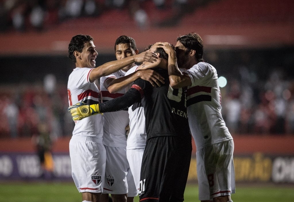 Jogadores do São Paulo comemoram após Ceni marcar de pênalti contra o Flamengo (24.set.2014) - Ricardo Nogueira/Folhapress
