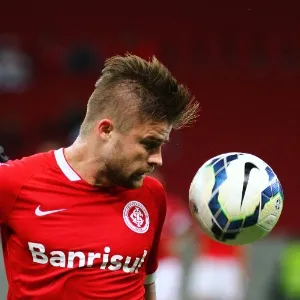 Eduardo Sasha domina bola em jogo do Inter contra o Criciúma - Lucas Uebel/Getty Images