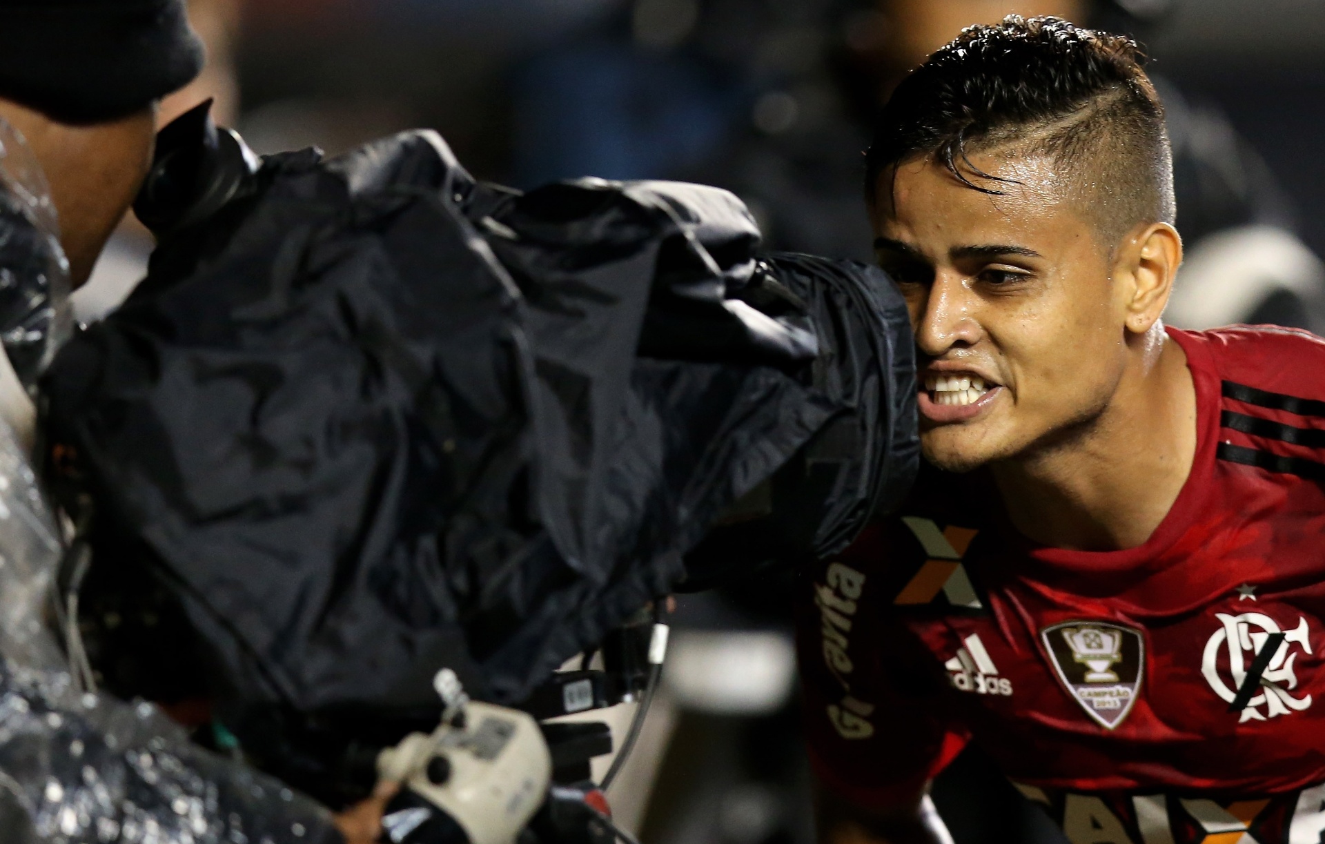 Everton vai até a câmera para comemorar o gol que marcou contra o São Paulo (24.set.2014) - Friedemann Vogel/Getty Images