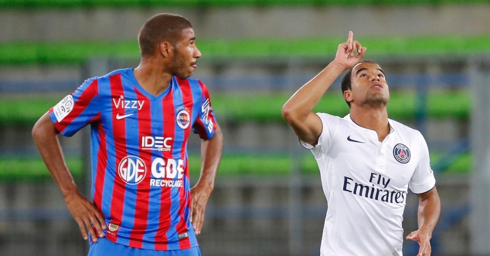Lucas (direita) comemora seu gol pelo PSG contra o Caen no Francês