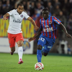 Lucas tenta se livrar da marcação de Dennis Appiah no jogo entre PSG e Caen - JEAN-FRANCOIS MONIER / AFP