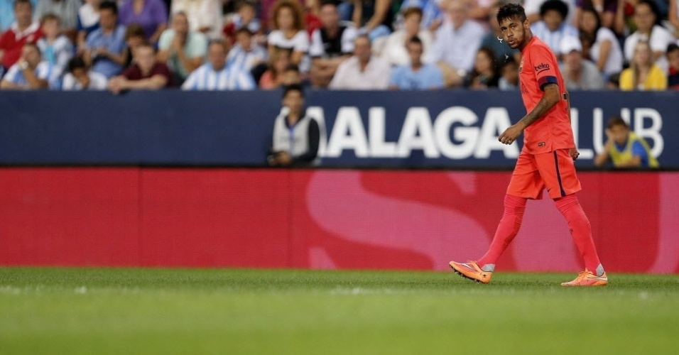 Neymar dá uma cusparada durante o jogo do Barcelona contra o Málaga. Brasileiro foi discreto.