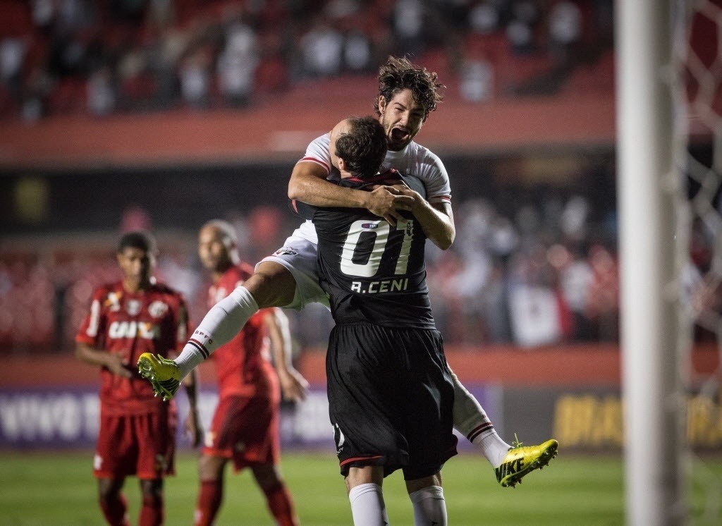 Pato comemora com Rogério Ceni após o goleiro marcar para o São Paulo (24.set.2014) - Ricardo Nogueira/Folhapress