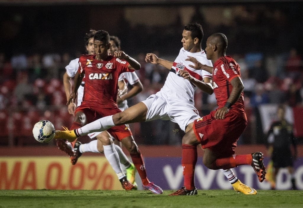 Souza tenta escapar da marcação do Flamengo em jogo no Morumbi (24.set.2014) - Ricardo Nogueira/Folhapress