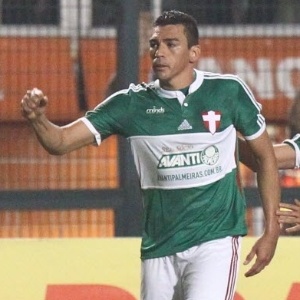 Lúcio comemora com companheiros após abrir o placar para o Palmeiras sobre o Vitória no Pacaembu - undefined