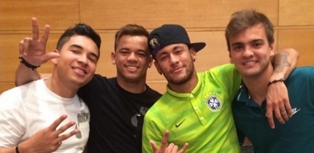 Gustavo Almeida (à direita) abandonou pela segunda vez a carreira de jogador de futebol; desta vez, para poder trabalhar ao lado de Neymar na Espanha - Reprodução/Instagram