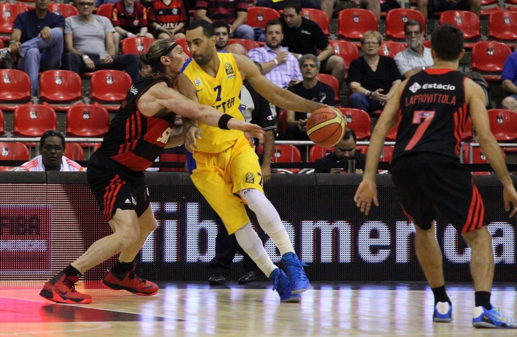 Herrmann, do Flamengo, marca jogador do Maccabi - Gilvan de Souza / Flamengo