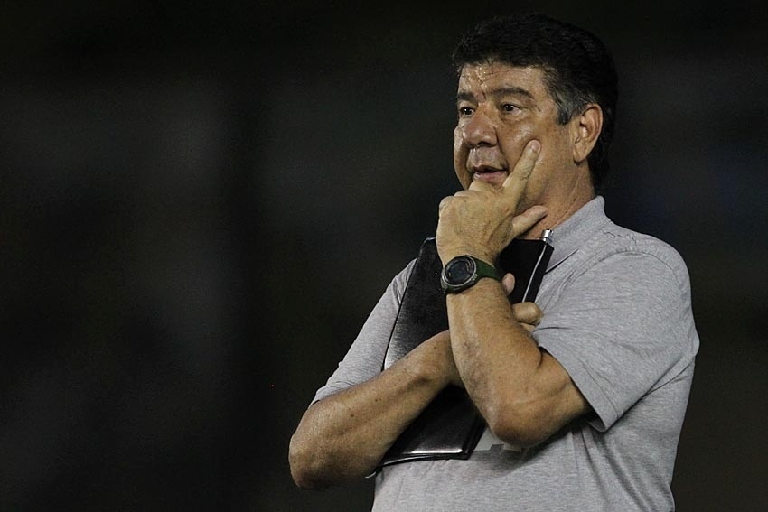 Joel Santana observa atuação do Vasco contra o Joinville - CR Vasco da Gama/Divulgação