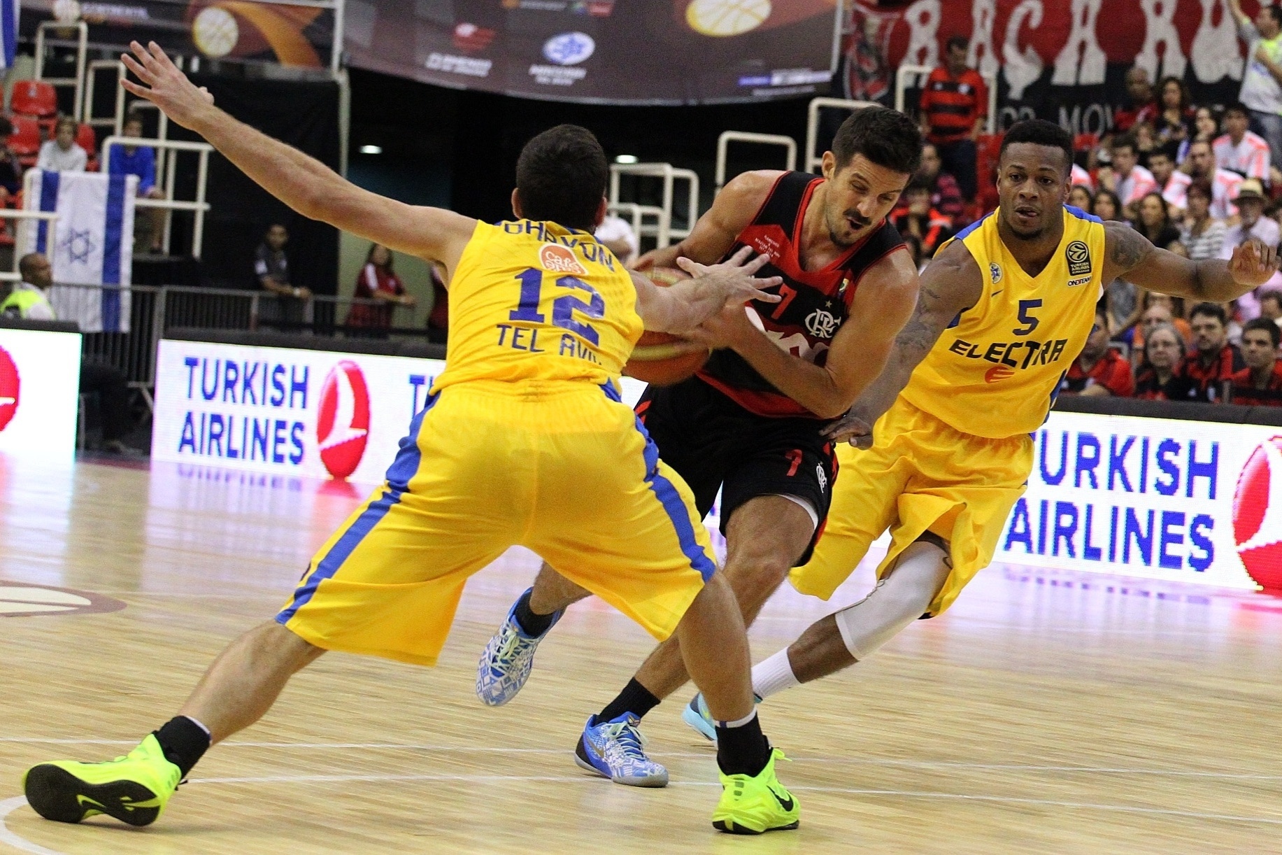 Laprovittola arma ataque para o Flamengo contra o Maccabi - Gilvan de Souza / Flamengo