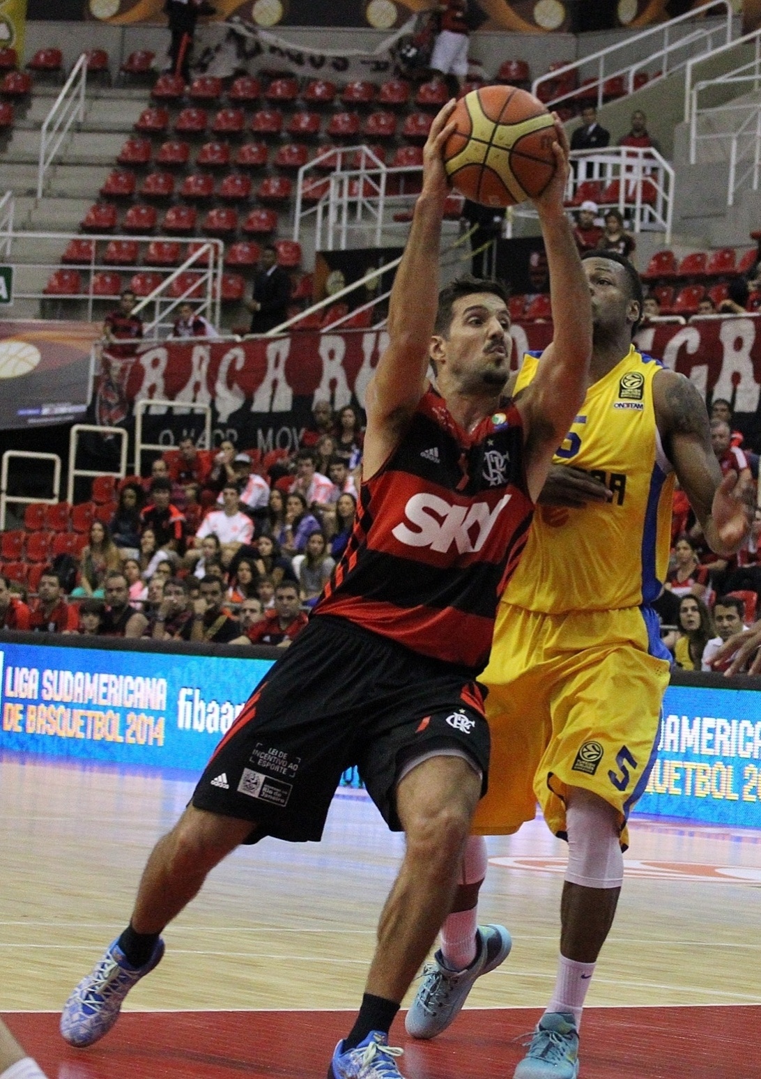 Laprovittola tenta infiltração para o Flamengo contra o Maccabi - Gilvan de Souza / Flamengo