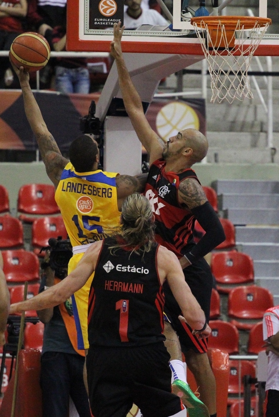 Marquinhos tenta toco para o Flamengo contra jogador do Maccabi - Gilvan de Souza / Flamengo