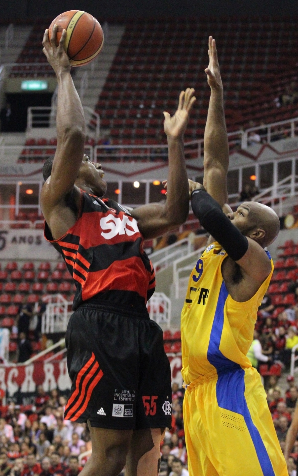Meyinsse tenta jogada para o Flamengo no duelo com o Maccabi - Gilvan de Souza / Flamengo