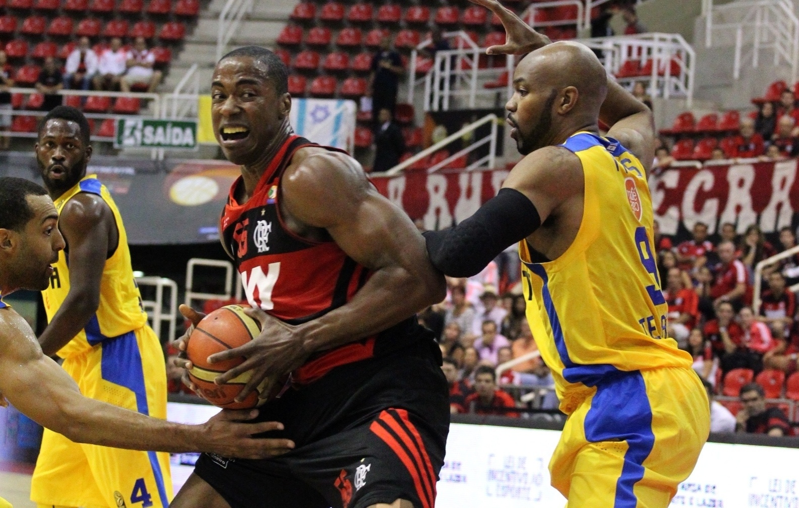 Meyinsse tenta jogada para o Flamengo no duelo com o Maccabi - Gilvan de Souza / Flamengo