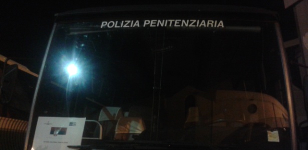 Sérvia usa ônibus da polícia em Trieste - Leandro Carneiro/UOL