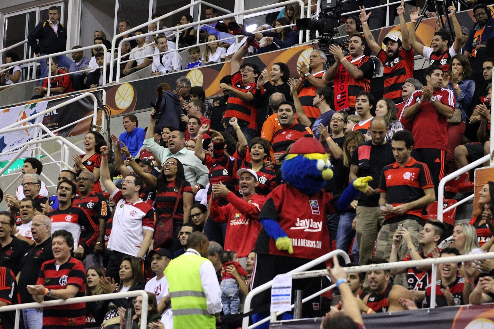 Torcida do Flamengo, apesar de barulhenta, não compareceu em bom público ao jogo desta sexta - Gilvan de Souza / Flamengo
