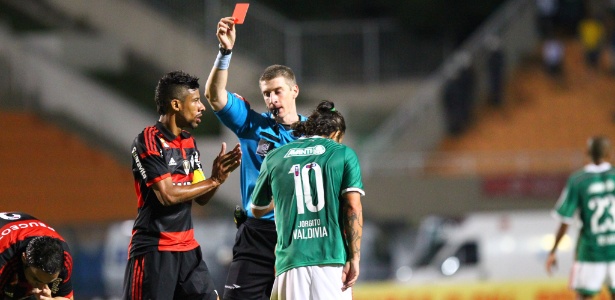 Valdivia é expulso de jogo entre Palmeiras e Flamengo por pisar em rival - VINICIUS PEREIRA/Folhapress