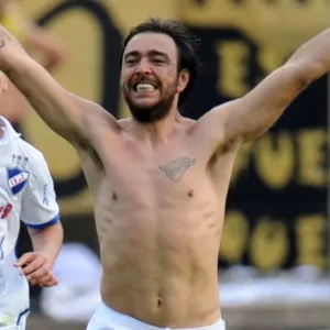 Àlvaro Recoba, meia do Nacional, comemora gol marcado contra o Peñarol em 2011, pelo Campeonato Uruguaio - AFP PHOTO/Pablo PORCIUNCULA
