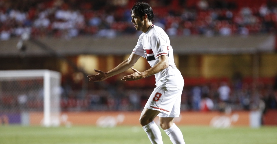 Kaká domina a bola e pede aproximação no jogo contra o Fluminense no Morumbi